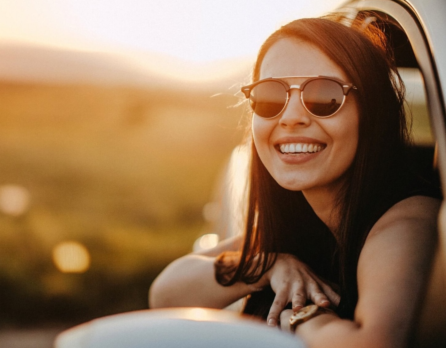 Jokapäiväinen nainen auton takana