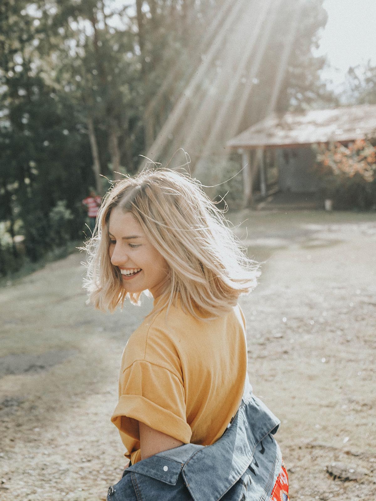 onnellinen nainen luonnossa